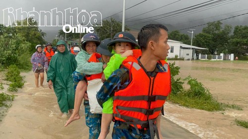 Sư đoàn Phòng không 377 nỗ lực giúp dân ứng phó mưa lũ - ảnh 7