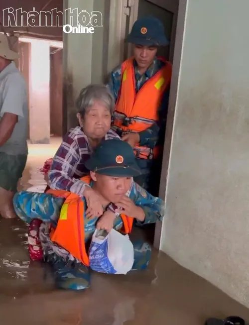 Sư đoàn Phòng không 377 nỗ lực giúp dân ứng phó mưa lũ - ảnh 10