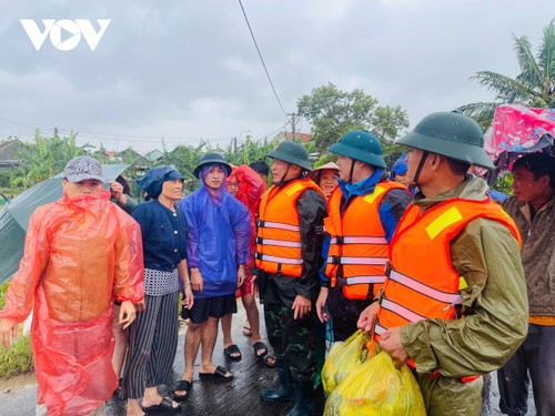 Đoàn công tác Tổng cục Chính trị thăm hỏi, động viên người dân vùng lũ Đắk Lắk - ảnh 1