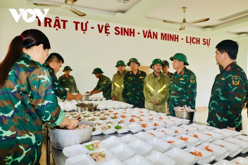 Đoàn công tác Tổng cục Chính trị thăm hỏi, động viên người dân vùng lũ Đắk Lắk - ảnh 2