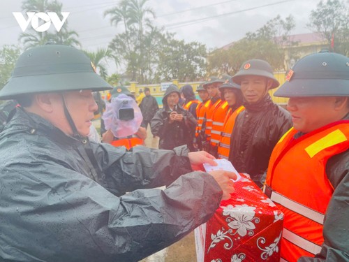 Đoàn công tác Tổng cục Chính trị thăm hỏi, động viên người dân vùng lũ Đắk Lắk - ảnh 3