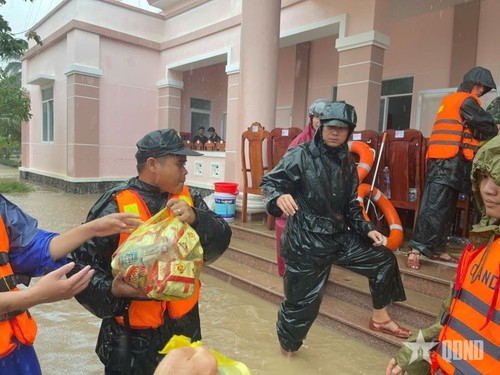 Quân khu 5 điều động xe thiết giáp tiếp tế khẩn cấp cho bà con vùng lũ Đắk Lắk - ảnh 2