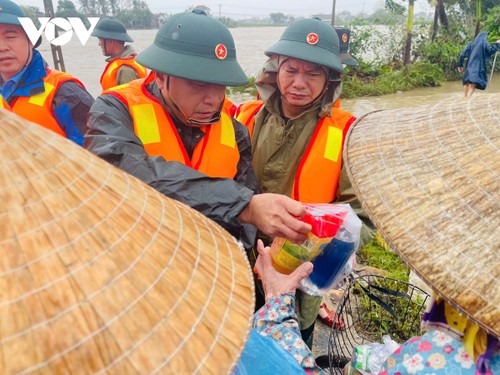 Đoàn công tác Tổng cục Chính trị thăm hỏi, động viên người dân vùng lũ Đắk Lắk - ảnh 4