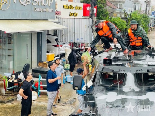 Quân khu 5 điều động xe thiết giáp tiếp tế khẩn cấp cho bà con vùng lũ Đắk Lắk - ảnh 4