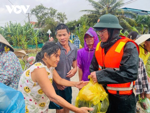 Đoàn công tác Tổng cục Chính trị thăm hỏi, động viên người dân vùng lũ Đắk Lắk - ảnh 7