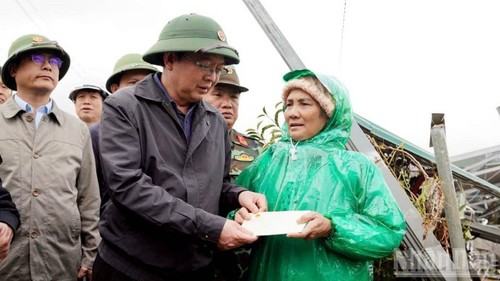 Phó Thủ tướng Hồ Quốc Dũng thăm hỏi, trao quà hỗ trợ người dân vùng lũ tại Lâm Đồng - ảnh 1