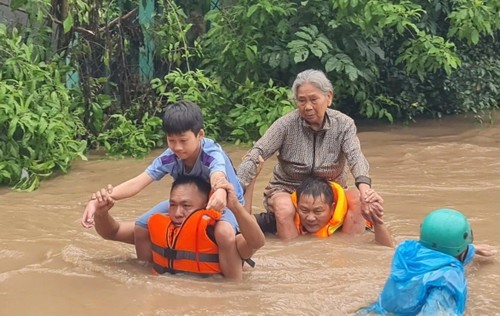 Khi tình người cao hơn mực nước lũ - ảnh 1