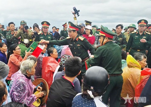 Đại tướng Phan Văn Giang thăm, tặng quà người dân vùng lũ tỉnh Gia Lai - ảnh 12