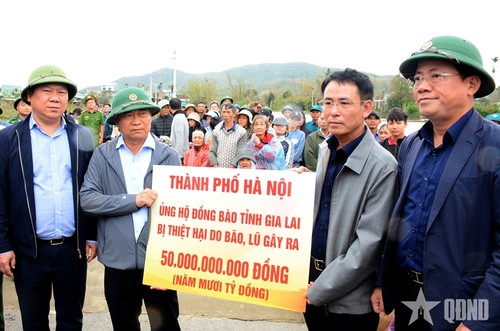 Đại tướng Phan Văn Giang thăm, tặng quà người dân vùng lũ tỉnh Gia Lai - ảnh 4