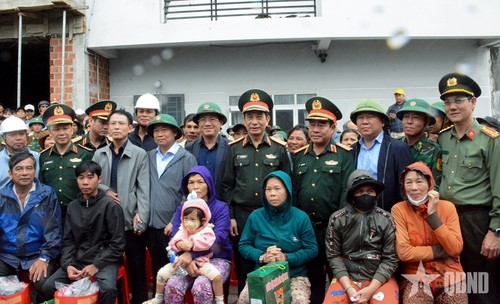 Đại tướng Phan Văn Giang thăm, tặng quà người dân vùng lũ tỉnh Gia Lai - ảnh 9