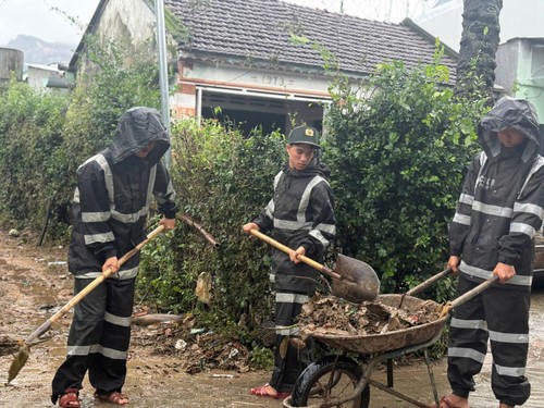 Bộ Tư lệnh Cảnh sát cơ động huy động tối đa lực lượng hỗ trợ nhân dân vùng lũ miền Trung - ảnh 4