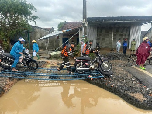 Bộ Tư lệnh Cảnh sát cơ động huy động tối đa lực lượng hỗ trợ nhân dân vùng lũ miền Trung - ảnh 9