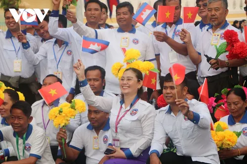 Người dân Campuchia và kiều bào vẫy cờ, hoa chào đón Tổng Bí thư Tô Lâm - ảnh 5