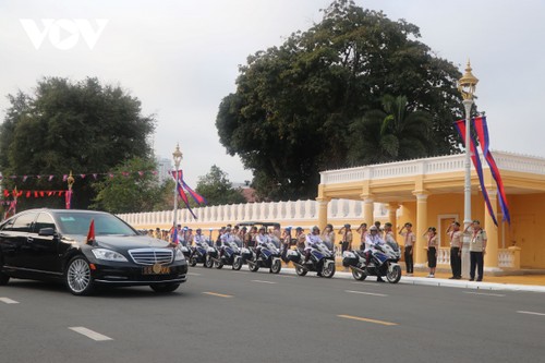 Người dân Campuchia và kiều bào vẫy cờ, hoa chào đón Tổng Bí thư Tô Lâm - ảnh 2