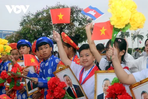 Người dân Campuchia và kiều bào vẫy cờ, hoa chào đón Tổng Bí thư Tô Lâm - ảnh 6