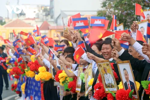 Người dân Campuchia và kiều bào vẫy cờ, hoa chào đón Tổng Bí thư Tô Lâm - ảnh 7