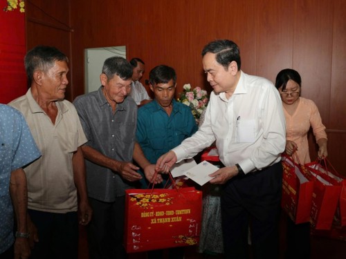 Chủ tịch Quốc hội Trần Thanh Mẫn thăm, tặng quà Tết tại thành phố Cần Thơ - ảnh 1