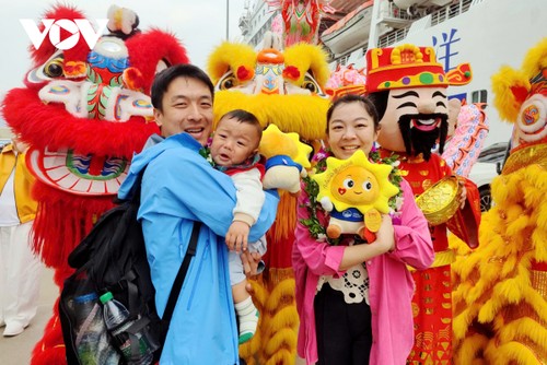 Rộn ràng những chuyến tàu “xông đất” đầu Xuân Bính Ngọ - ảnh 2