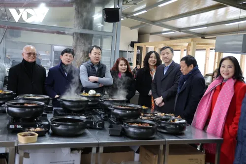 Ấm áp hoạt động thăm, chúc Tết cộng đồng người Việt của Đại sứ Việt Nam tại CH Séc - ảnh 3