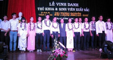 Đại học Đà Nẵng vinh danh sinh viên thủ khoa và xuất sắc năm 2012 - ảnh 1