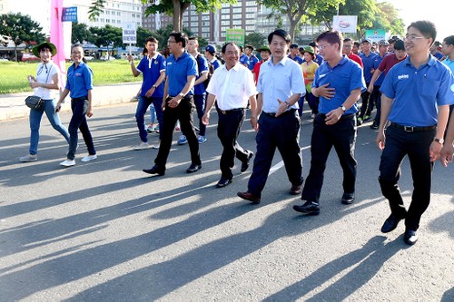 Hàng ngàn thanh niên tình nguyện đi bộ đồng hành “Tiếp sức đến trường” - ảnh 1