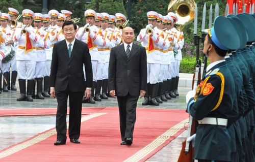 พระบาทสมเด็จพระบรมนาถ นโรดม สีหมุนีแห่งกัมพูชาเสด็จเยือนเวียดนามในฐานะพระราชอาคันตุกะของประธานประเทศเวียดนาม - ảnh 1