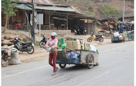 หน่วยรถลากสตรีทำมาหากินในบริเวณชายแดน - ảnh 1