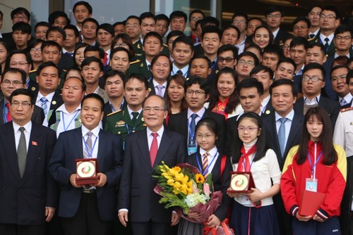 ประธานรัฐสภาพบปะกับผู้ที่เข้าร่วมการประชุมใหญ่เยาวชนเวียดนามที่มีเชาว์ความสามารถ - ảnh 1