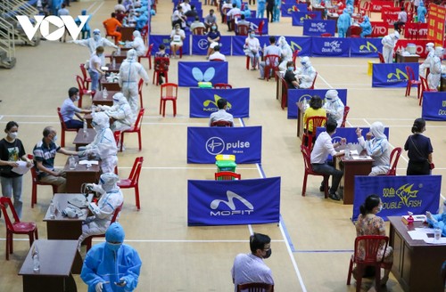 Initial COVID-19 vaccination drive begins in Da Nang - ảnh 8