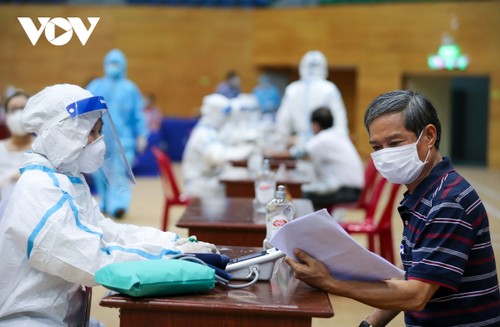 Initial COVID-19 vaccination drive begins in Da Nang - ảnh 9