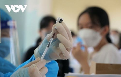 Vietnam speeds up vaccination, strengthens COVID-19 response  - ảnh 1