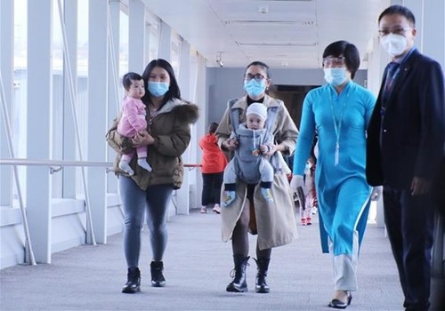 First repatriation flight from Ukraine lands in Hanoi - ảnh 2