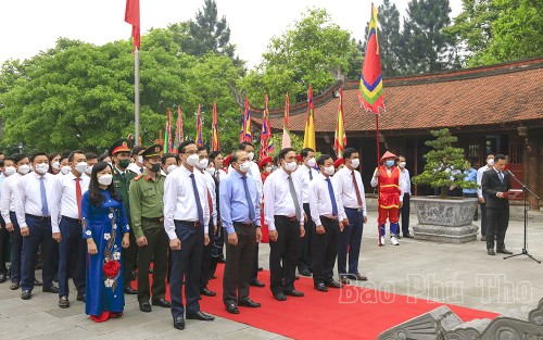 Incense offered in memory of Vietnam’s ancestors  - ảnh 1