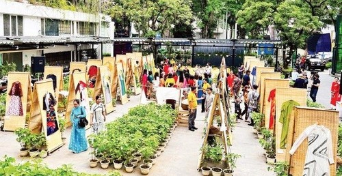 Traditional Ao dai on display in Hanoi - ảnh 1