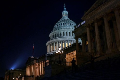 US Congress averts historic default, approves debt-limit suspension - ảnh 1