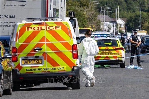 Violent crowd clashes with UK police after young girls killed - ảnh 1