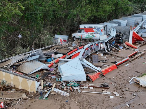 Helene kills at least 90, homes and memories washed away - ảnh 1