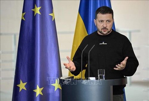 Ukraine must join NATO as one country with all its territories intact, Zelenskyy says  - ảnh 1