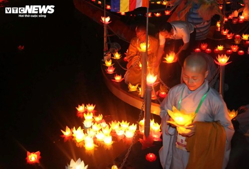 10,000 people pray for peace during Vesak 2025 - ảnh 1