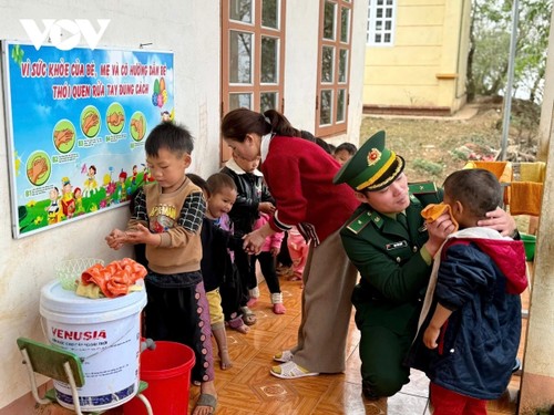 Border guards’ happiness is being foster parents  - ảnh 2