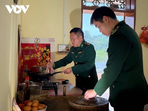 Border guards’ happiness is being foster parents  - ảnh 1
