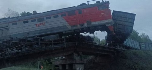 Bridges collapse in 2 Russian regions bordering Ukraine, 7 dead - ảnh 1