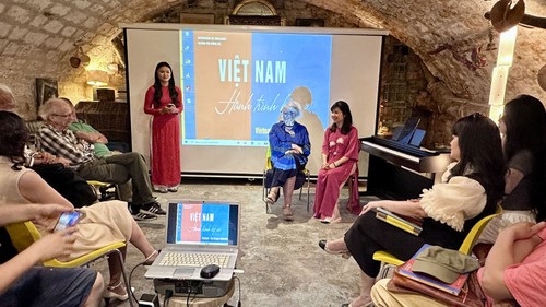 Photo book connects cultures of Vietnam, France - ảnh 1