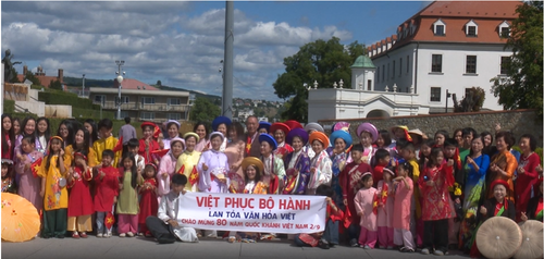 Ao dai show spreads Vietnamese culture globally  - ảnh 1