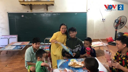 Teacher without a signboard inspires learning spirit  - ảnh 1