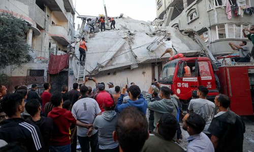 Israeli airstrikes kill at least 20 people in Gaza, medics say - ảnh 1