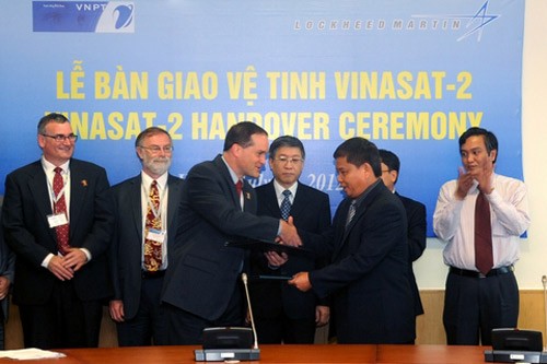 บริษัทLockheed Martin ของประเทศสหรัฐส่งมอบดาวเทียมVINASAT๒ให้แก่เวียดนาม - ảnh 1