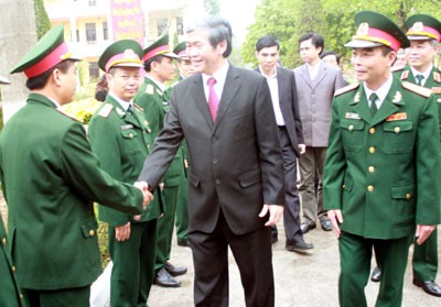 ผู้นำพรรคและรัฐเยี่ยมเยือนและอวยพรตรุษเต๊ตผู้บังคับบัญชา ทหารและประชาชน - ảnh 1