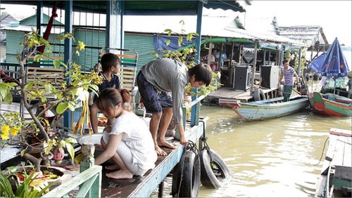 ชาวเวียดนามที่อาศัยที่โตนเลสาปในกัมพูชาฉลองเทศกาลตรุษเต๊ตปีมะเส็ง - ảnh 1