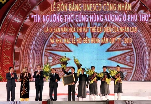 ประธานประเทศTrương Tấn Sangเข้าร่วมพิธีเปิดเทศกาลวิหารบรรพกษัตริย์Hùngปี๒๐๑๓ - ảnh 1